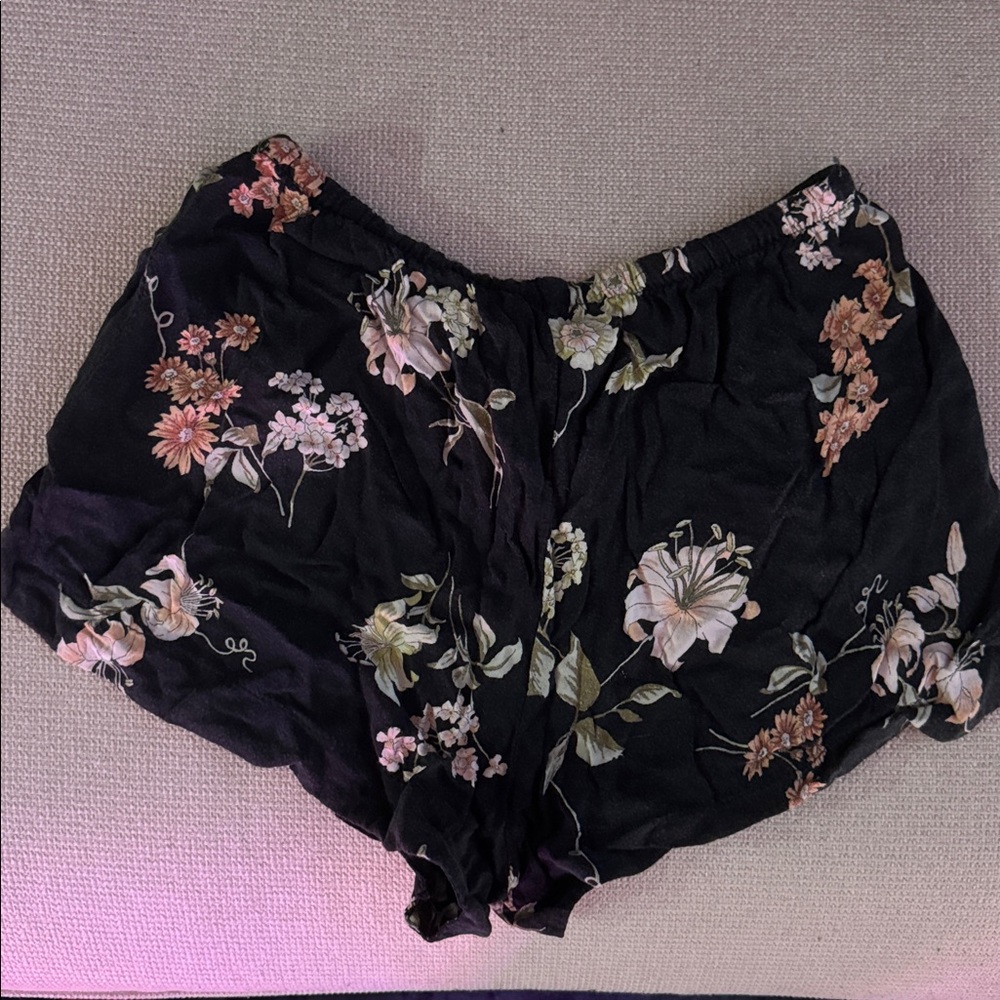 Brandy Melville Stretchy Floral Shorts - Picture 2 of 7
